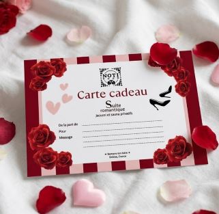 Carte cadeau NOTI ROOM déposée sur un lit avec des pétales de roses