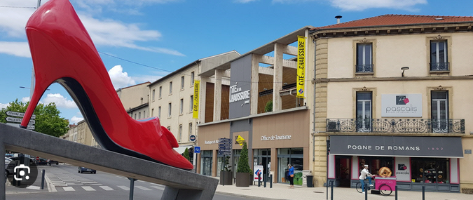 La chaussure rouge géante et les boutiques du centre de Romans
