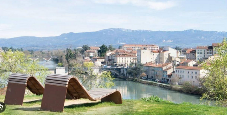 Des chaises longues face au panorama de Romans et de l’Isère
